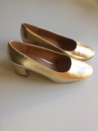 zapatos dorados zara