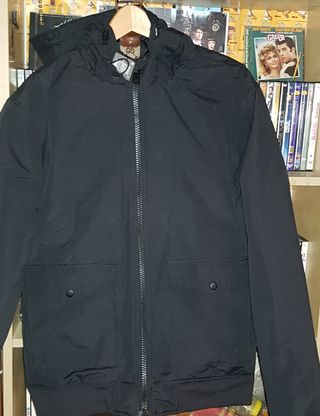 CHAQUETON GORDO, TIPO PLUMAS, NEGRA. NUEVO de segunda mano por 22 EUR en  Torrijos en WALLAPOP