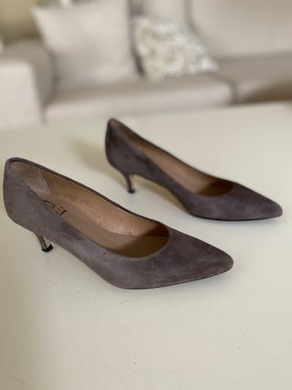 Zapato salón ante gris ,tacón bajo,talla 36 de segunda mano por 19 EUR en  Aranjuez en WALLAPOP