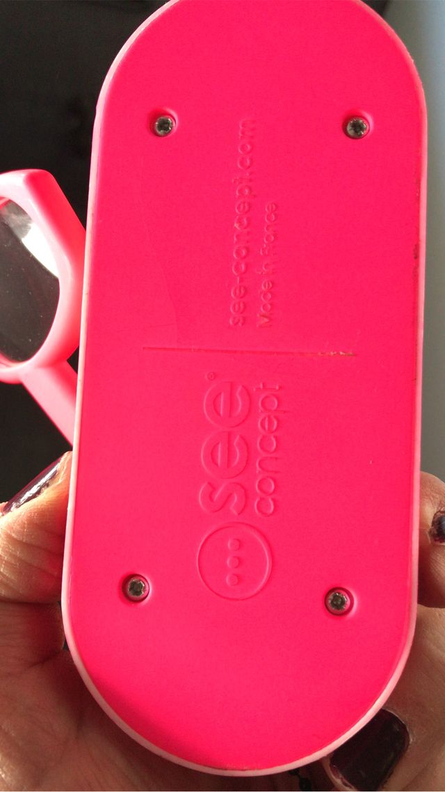 Gafas binoculares de cerca de cortesía en soporte