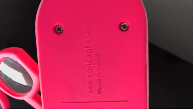 Gafas binoculares de cerca de cortesía en soporte