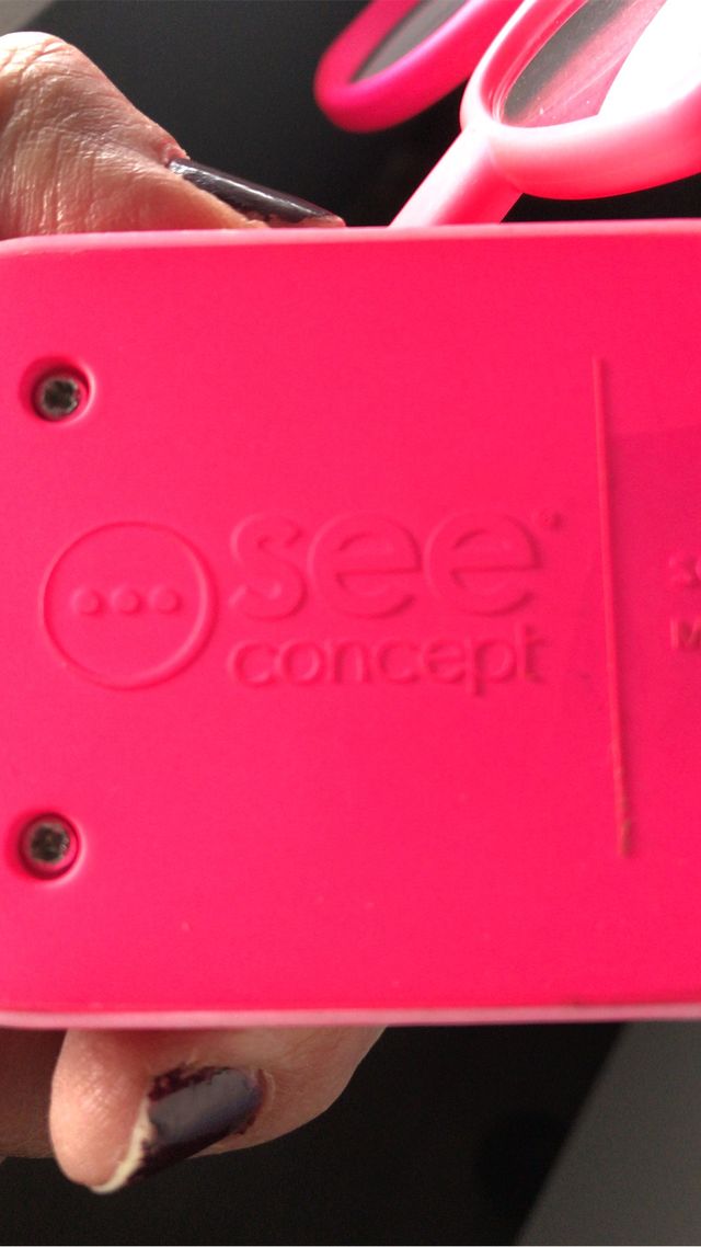 Gafas binoculares de cerca de cortesía en soporte