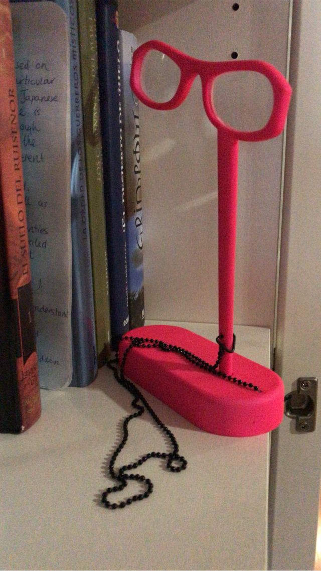 Gafas binoculares de cerca de cortesía en soporte