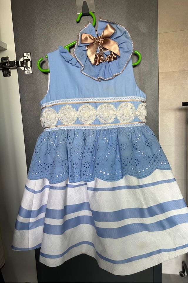 Vestido marca Kauli talla 6 con tocado para cabeza