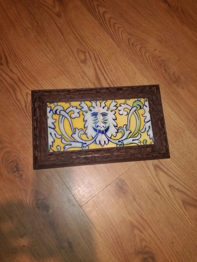 Azulejo enmarcado, muy antiguo