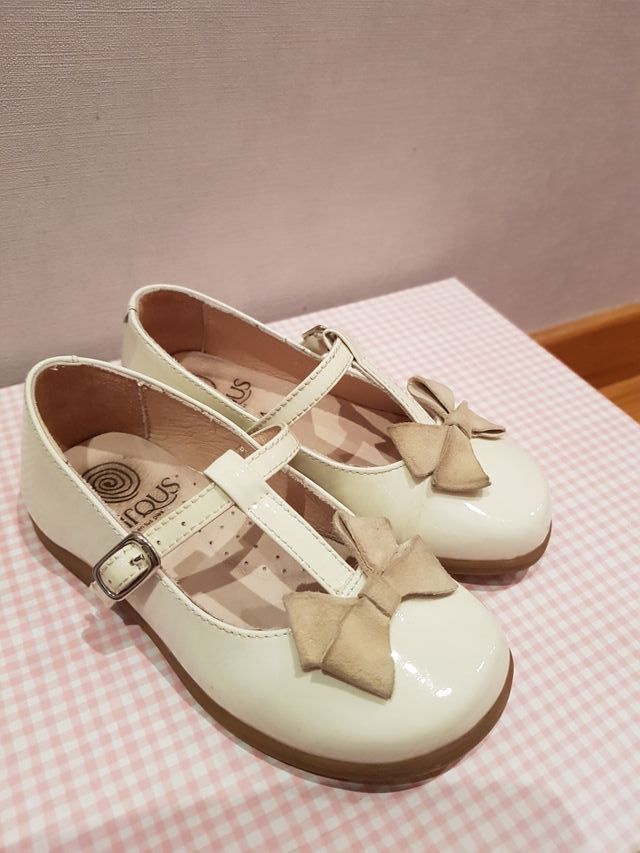 ZAPATOS DE VESTIR DE NIÑA N.24