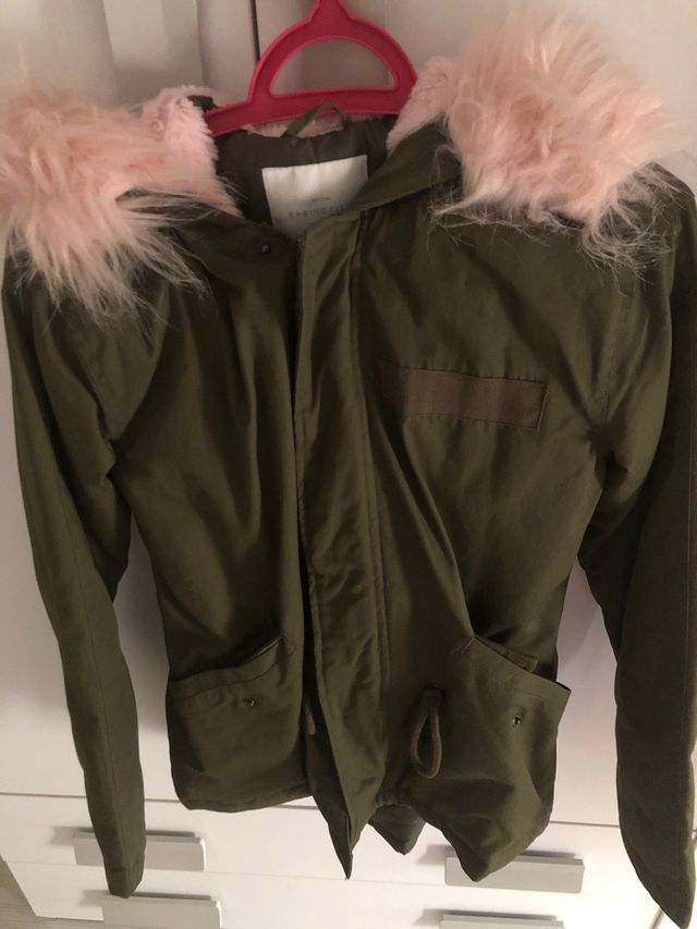 Descubrir Haciendo agitación Parka verde con capucha de pelo rosa de segunda mano por 15 € en Bellvei en WALLAPOP Descubrir Haciendo agitación Parka verde con capucha de pelo rosa de segunda mano por 15 € en Bellvei en WALLAPOP