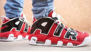 nike uptempo negras y blancas