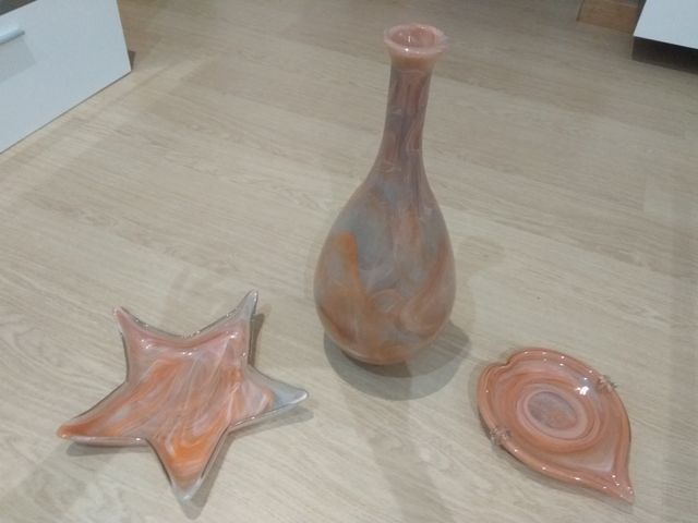 Jarrón y adornos de cristal.