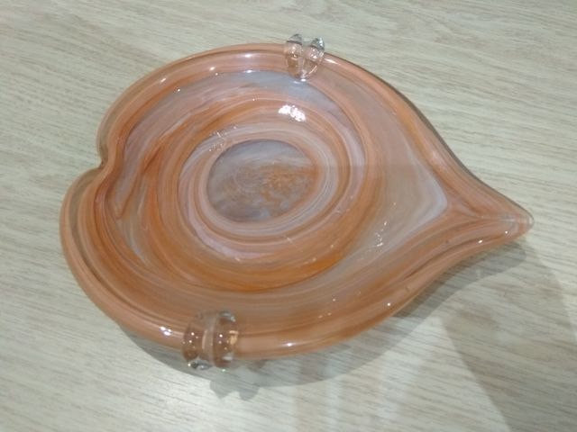 Jarrón y adornos de cristal.