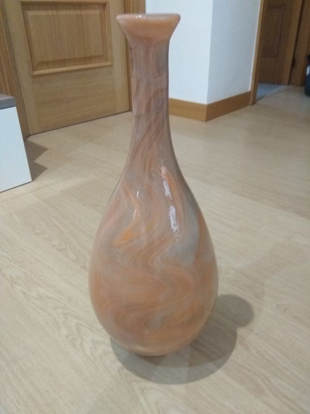 Jarrón y adornos de cristal.