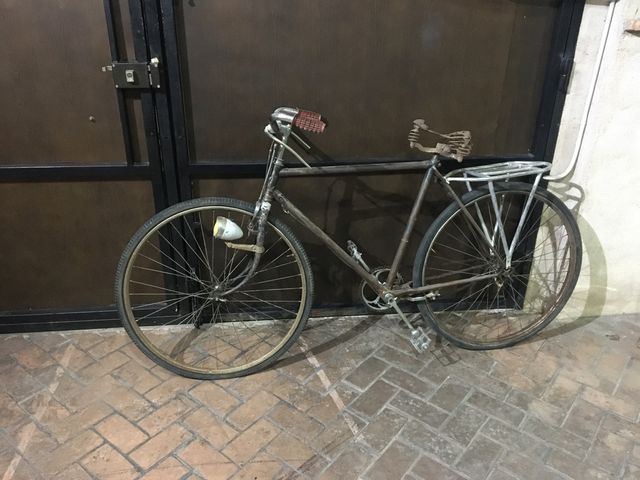 Bicicleta antigua de varillas y piezas sueltas