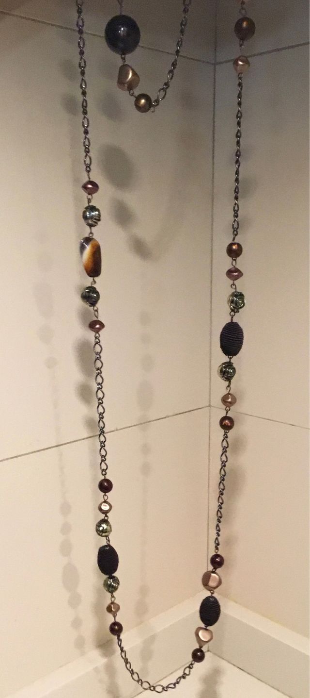 Collar largo en tonos marrones