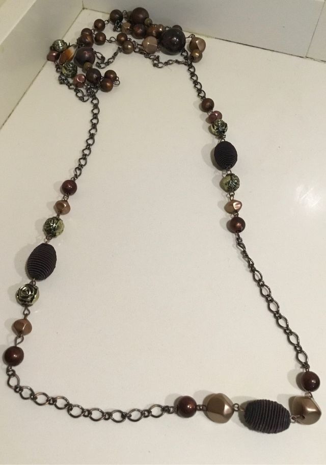 Collar largo en tonos marrones