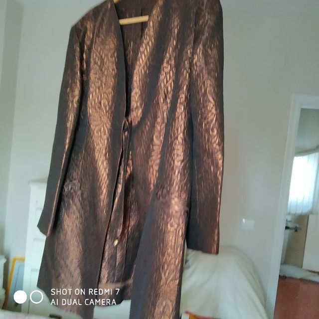 Chaqueta levita marrón-oro fiesta.