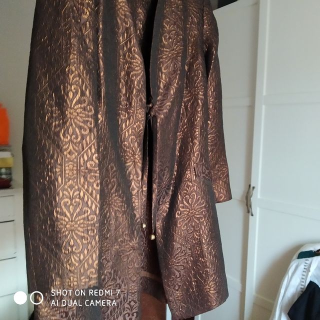 Chaqueta levita marrón-oro fiesta.