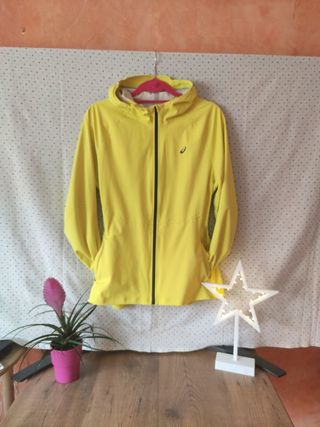 chaqueta impermeable asics