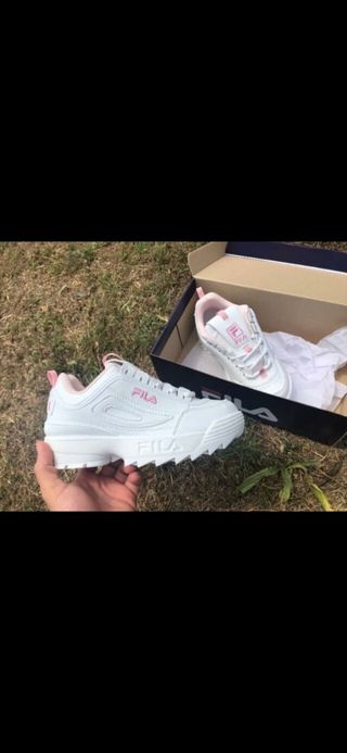 fila blanca y rosa