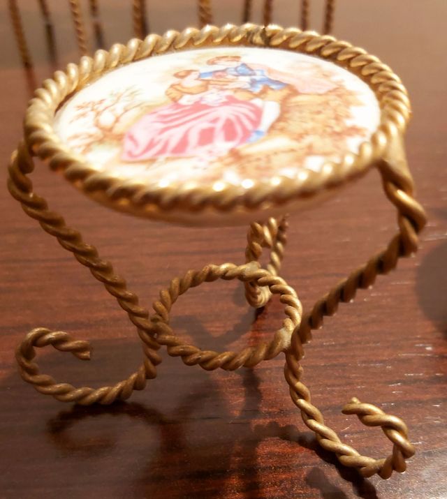 Muebles de salón de casa de muñecas antiguo