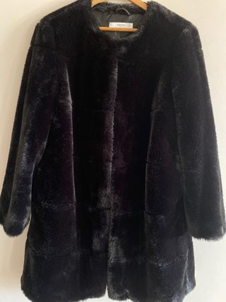 abrigo de pelo negro mango