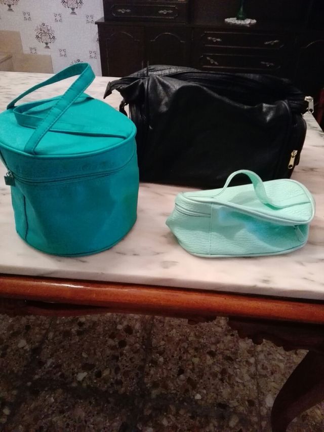 un bolso negro y dos neceseres