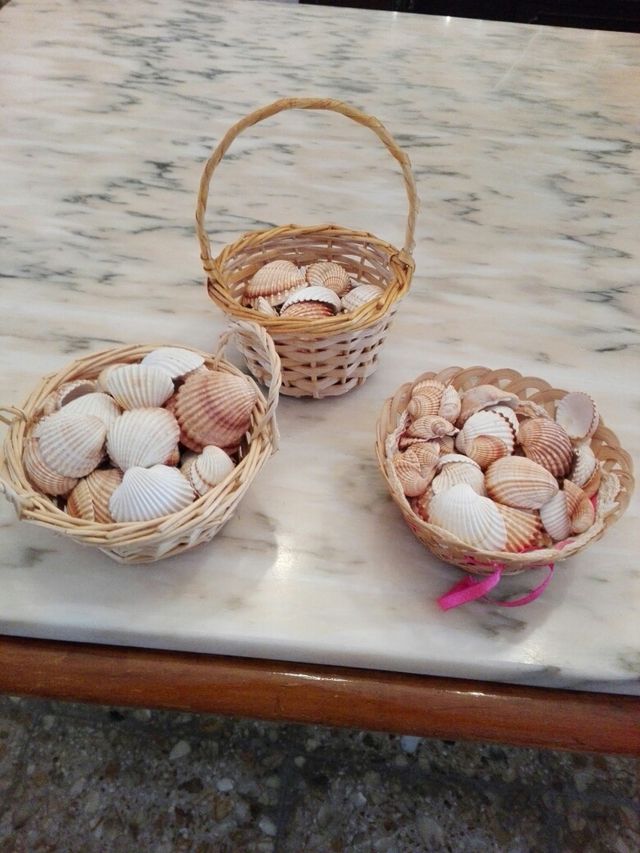 tres cestitas con conchas muy. bonitas