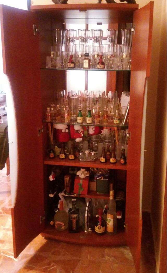 Mueble bar con 2 puertas color cerezo. de segunda mano por 120 € en