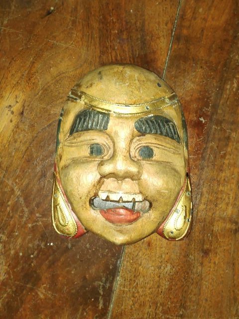 Mascara decorativa de madera.