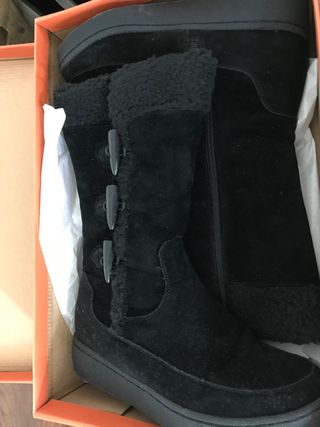 Botas ante negras, forradas de borreguito NUEVAS de segunda mano por 38 EUR  en Madrid en WALLAPOP