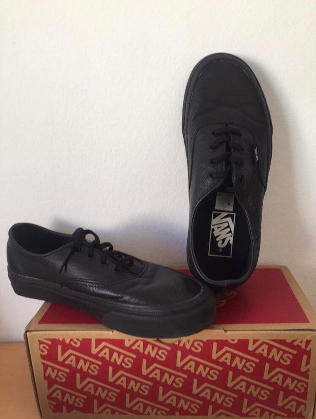 una taza de Carne de cordero Chirrido VANS de cuero color negro número 36 de segunda mano por 30 € en Málaga en WALLAPOP una taza de Carne de cordero Chirrido VANS de cuero color negro número 36 de segunda mano por 30 € en Málaga en WALLAPOP