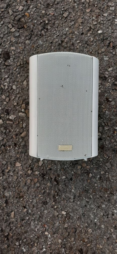 altavoces blancos nuevos en sus cajas 