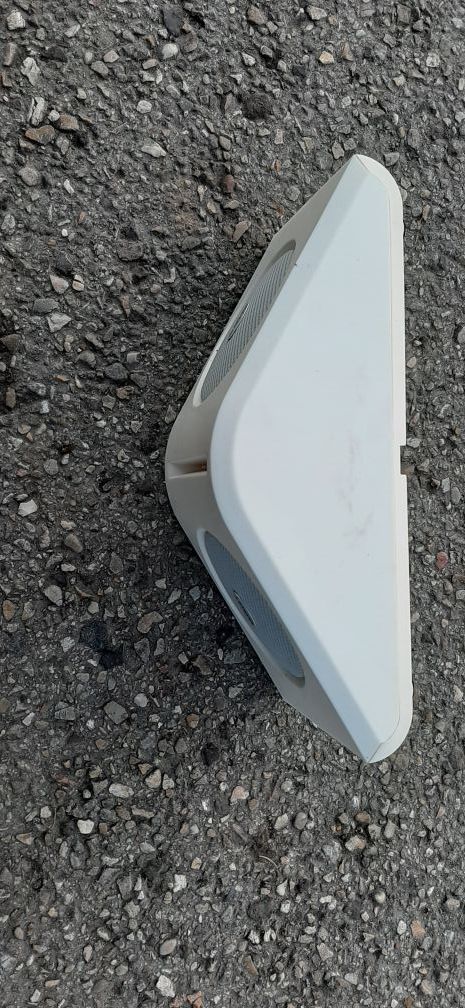 altavoces blancos nuevos en sus cajas 