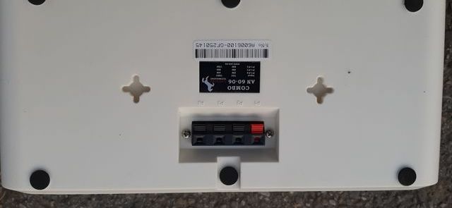 altavoces blancos nuevos en sus cajas 