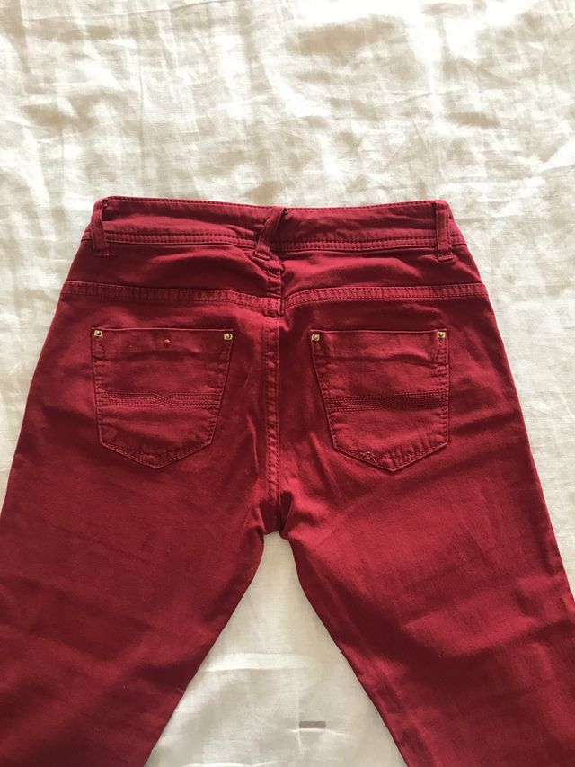 Pantalón vaquero rojo