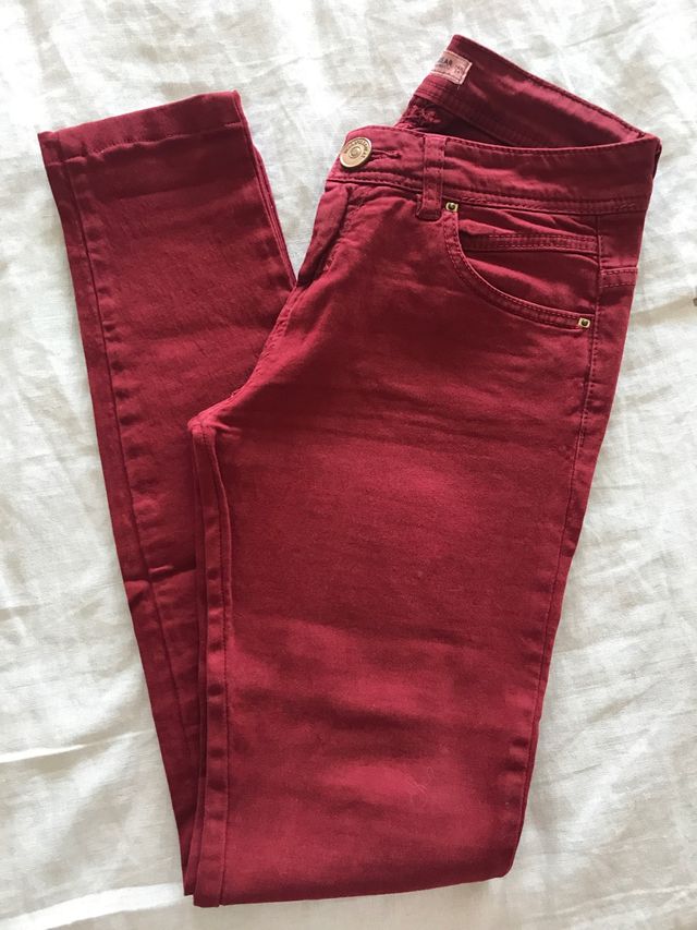 Pantalón vaquero rojo