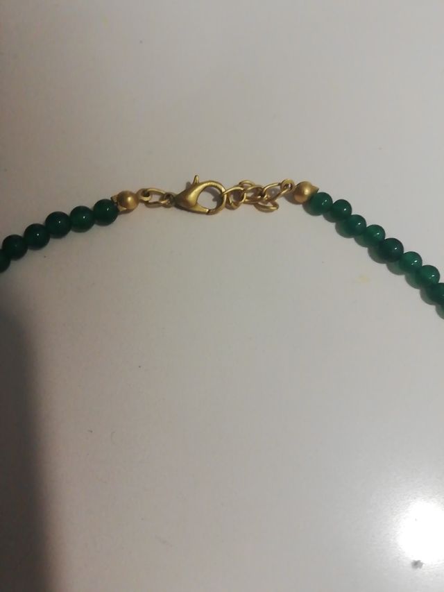 collar verde y dorado