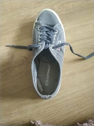 superga grises desgastadas