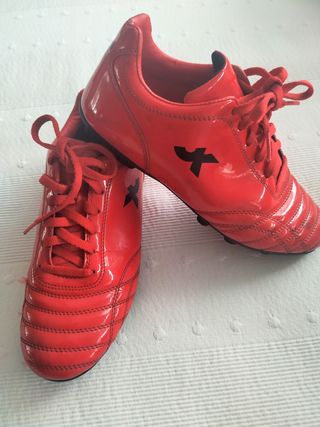 botas de futbol rojas