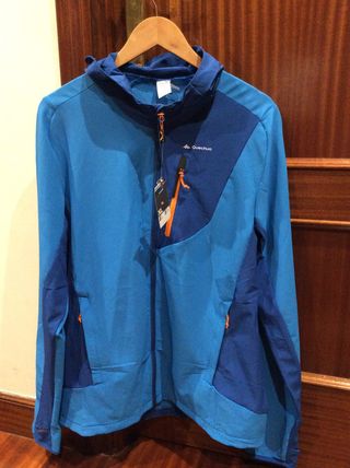 Cortavientos Quechua Nueva. Talla XL. de segunda mano por 39 EUR en Altzaga  en WALLAPOP