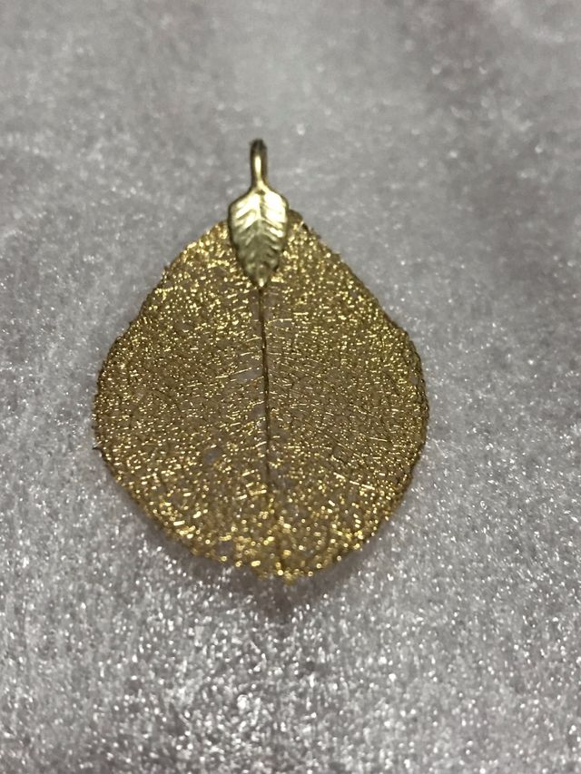 Colgante de oro golfi en forma de hoja