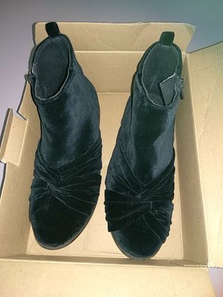Botines Zara terciopelo azul marino nº 35 de segunda mano por 5 EUR en  Pinto en WALLAPOP