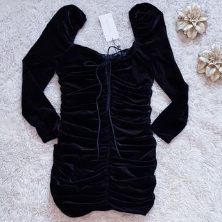 Vestido negro terciopelo Zara de segunda mano por 34,95 EUR en Granada en  WALLAPOP