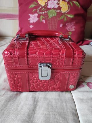 marca roja en medio del cofre