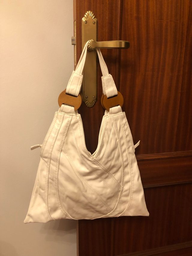 Bolso blanco.