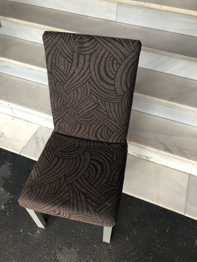 Sedia con gambe in metallo