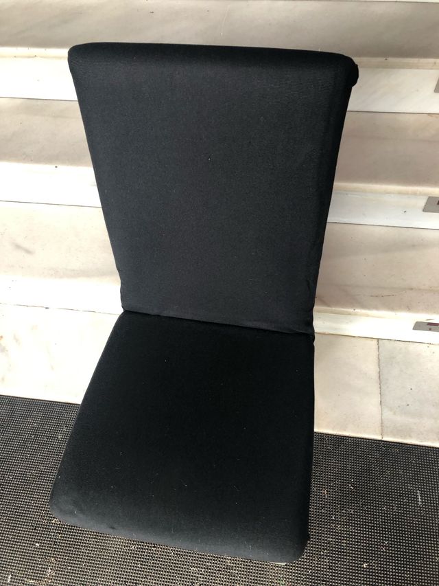 Sedia con gambe in metallo