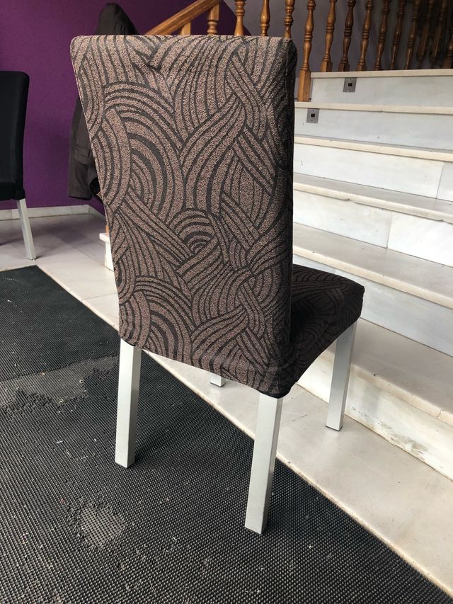 Sedia con gambe in metallo