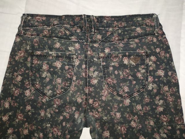 Pantalón pitillo de flores