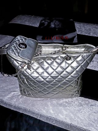 Bolso grande plateado\\/ GUESS de segunda mano por 70 EUR en Sevilla en  WALLAPOP