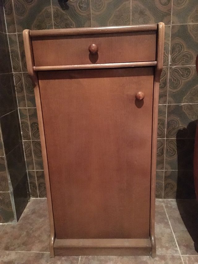 Plancha y tabla de planchar con mueble